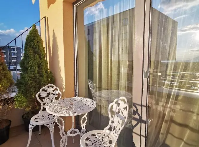 Cliche Luxury Apartment *